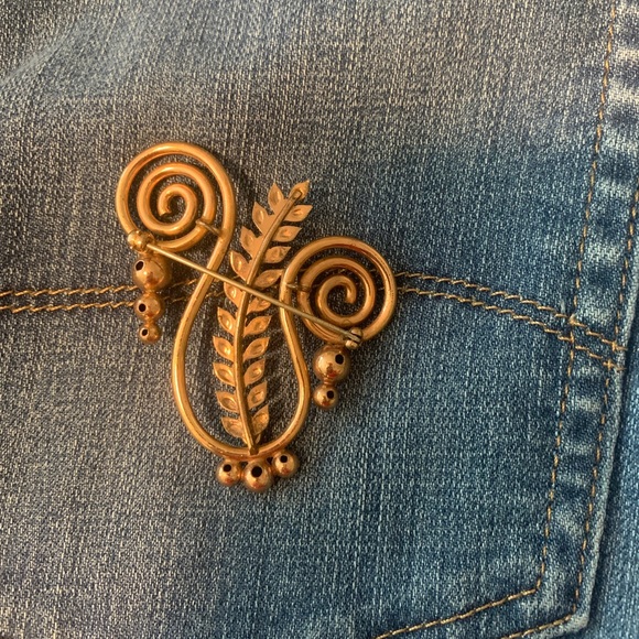 Vintage copper tone brooch with red stone. - Picture 2 of 9